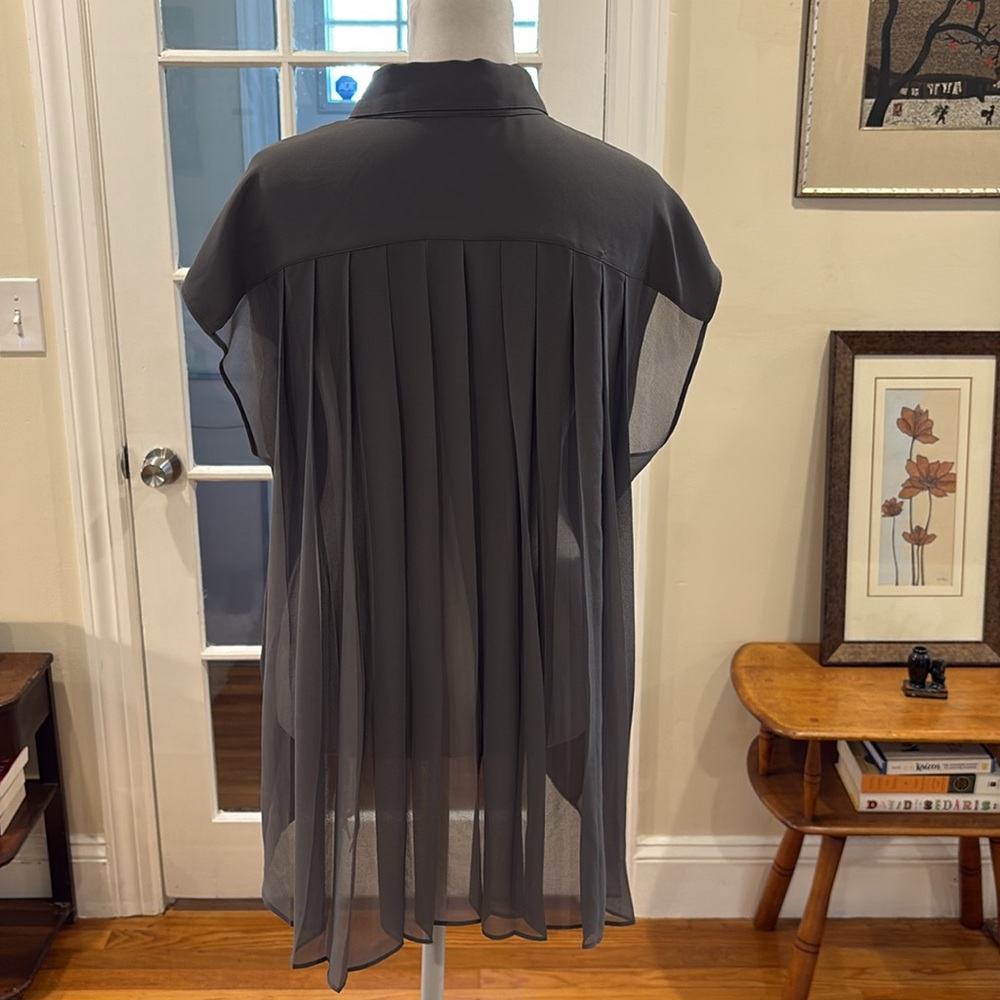 Banana Republic Charcoal Cap-Sleeve Collared Blouse. Size M - Picture 5 of 7